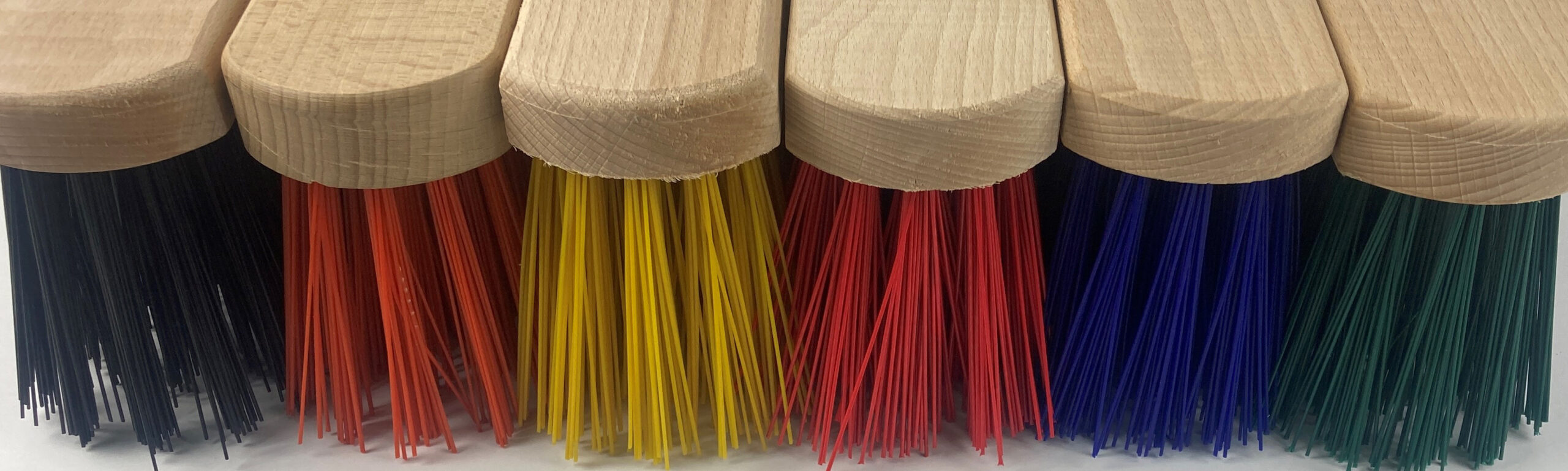 straatbezem rood, geel, blauw, groen, zwart en oranje